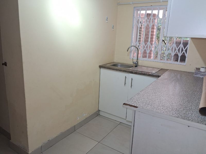 Spacious Poolside Flat in Summerpride – Shared property - Photo 9