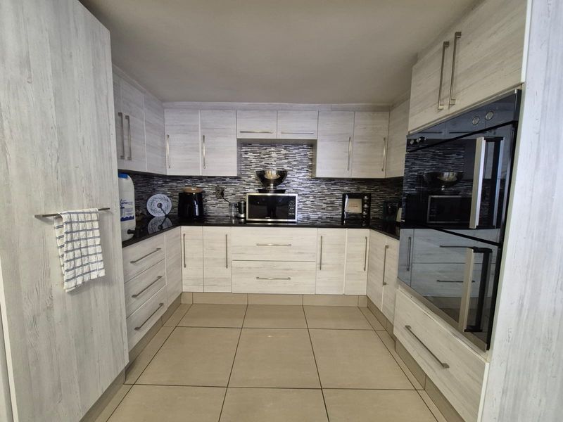 Stylish 5‐Bedroom Family Home in Paglande - Photo 10