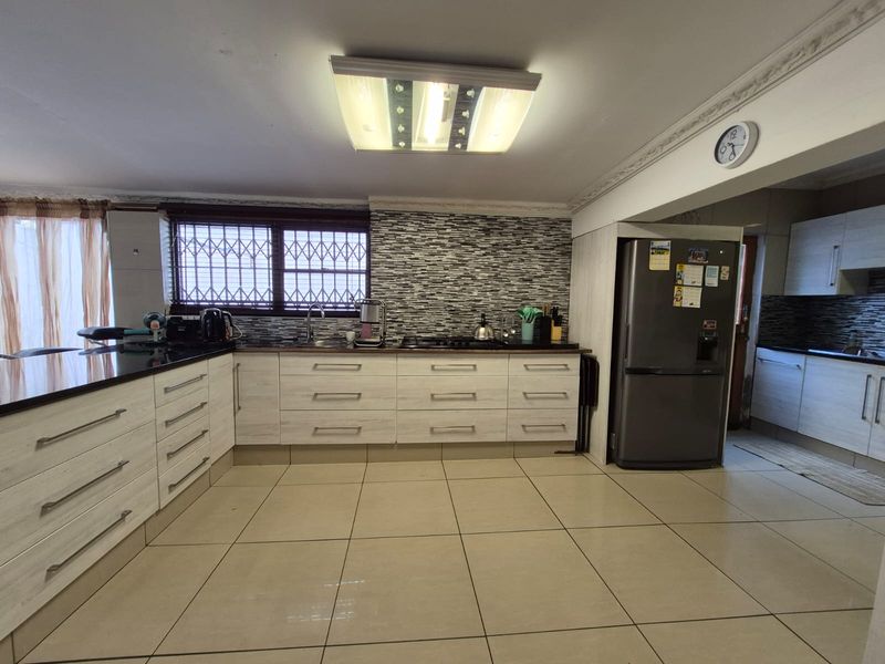 Stylish 5‐Bedroom Family Home in Paglande - Photo 9