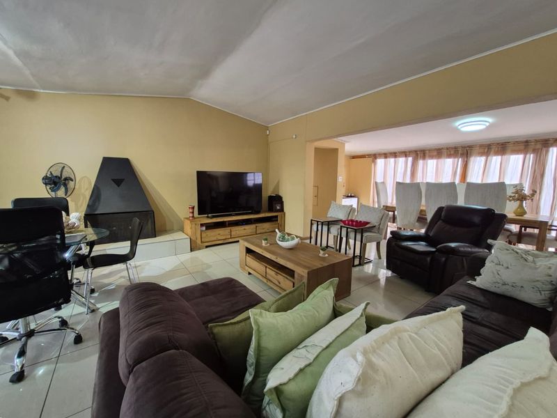 Stylish 5‐Bedroom Family Home in Paglande - Photo 7