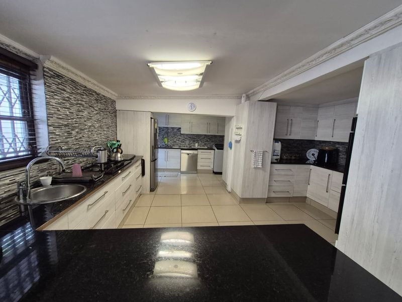 Stylish 5‐Bedroom Family Home in Paglande - Photo 8