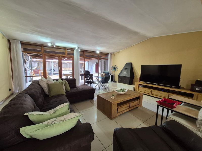 Stylish 5‐Bedroom Family Home in Paglande - Photo 6