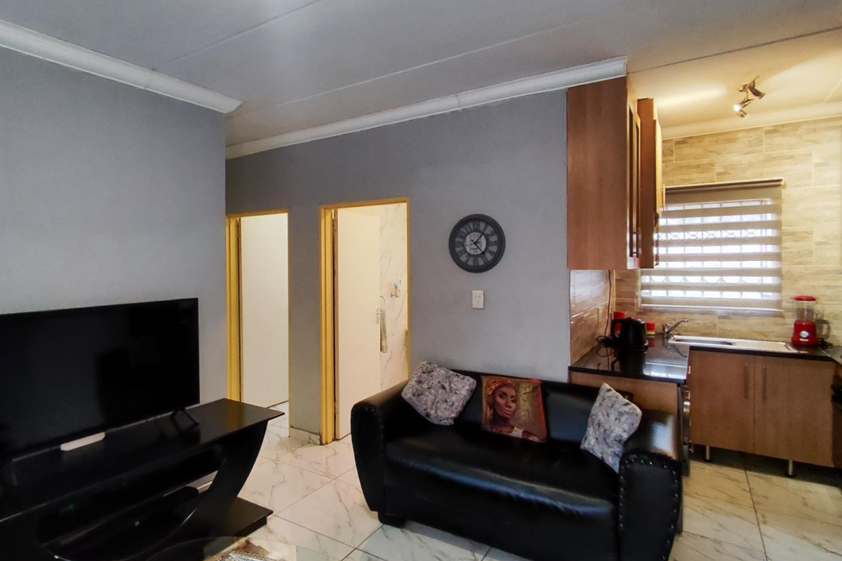 MAKE AN OFFER on this very well priced Ground floor unit - Photo 2