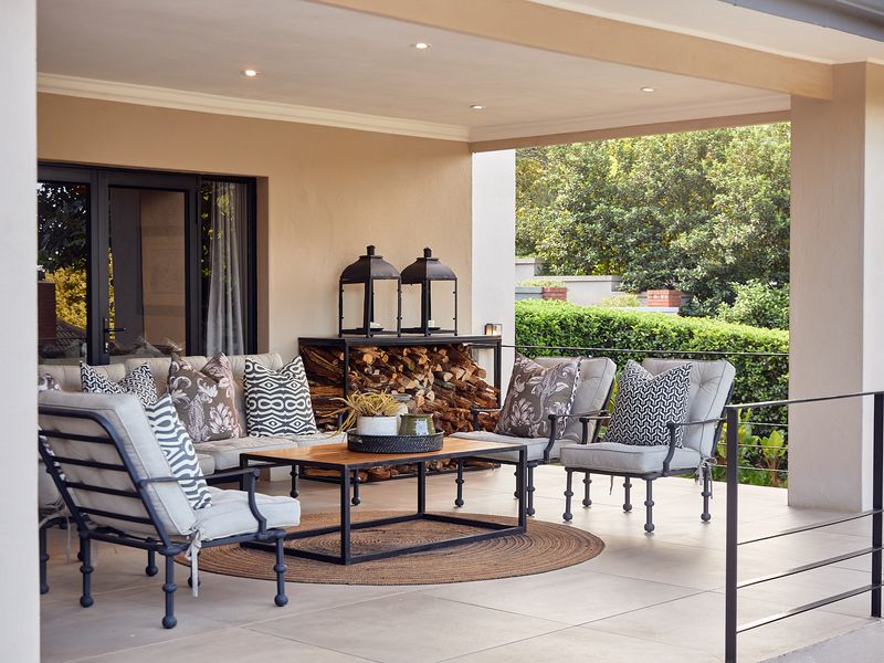 Executive Styled Family Residence in the Heart of Wembley - Photo 6