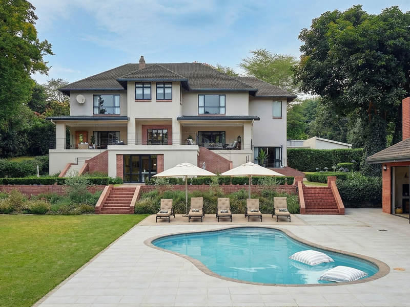 Executive Styled Family Residence in the Heart of Wembley - Photo 2