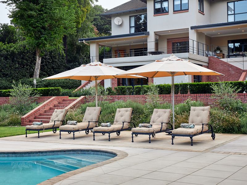 Executive Styled Family Residence in the Heart of Wembley - Photo 4