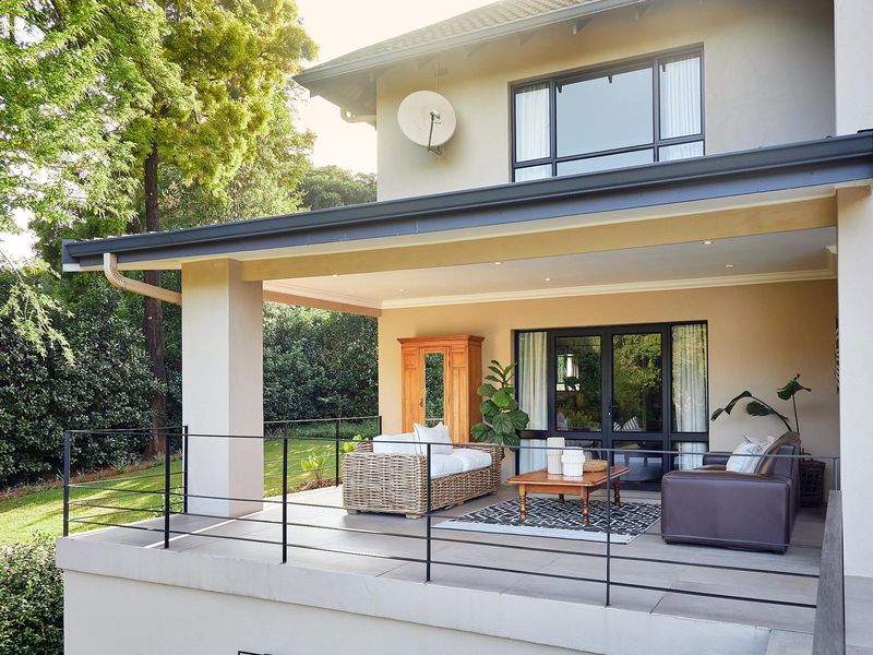 Executive Styled Family Residence in the Heart of Wembley - Photo 5