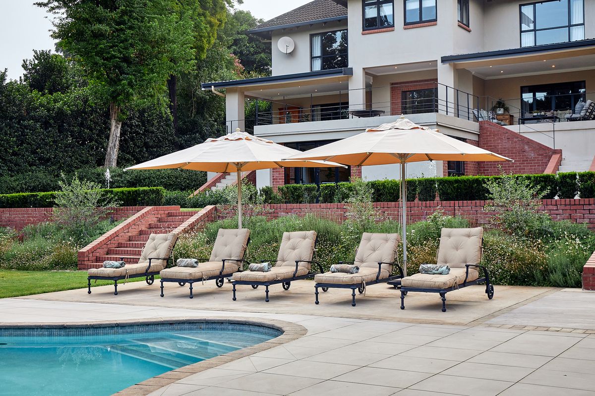 Executive Styled Family Residence in the Heart of Wembley - Photo 4