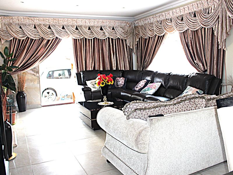 A Testament of Elegance and Glamour--BORDERING DISCOVERY & HORISON - Photo 3