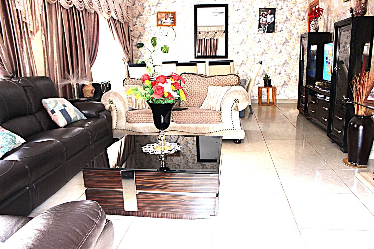 A Testament of Elegance and Glamour--BORDERING DISCOVERY & HORISON - Photo 5