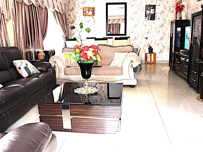 A Testament of Elegance and Glamour--BORDERING DISCOVERY & HORISON - Photo 5