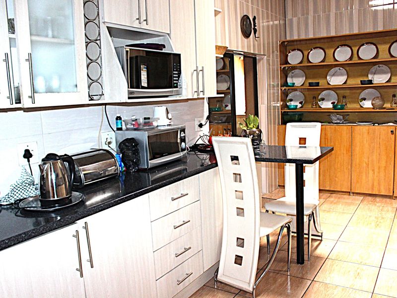 A Testament of Elegance and Glamour--BORDERING DISCOVERY & HORISON - Photo 9