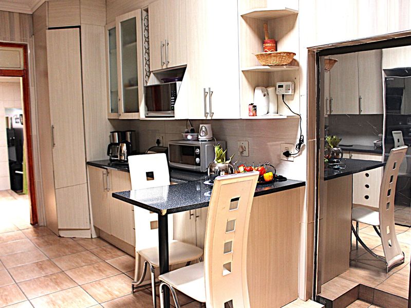 A Testament of Elegance and Glamour--BORDERING DISCOVERY & HORISON - Photo 8