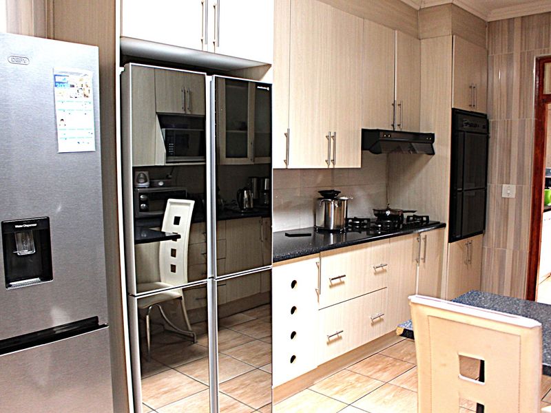 A Testament of Elegance and Glamour--BORDERING DISCOVERY & HORISON - Photo 7