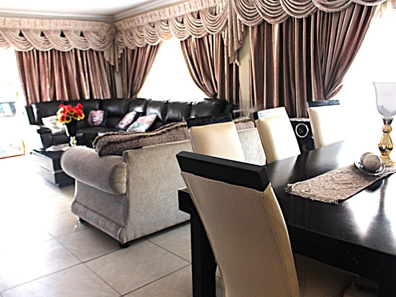 A Testament of Elegance and Glamour--BORDERING DISCOVERY & HORISON - Photo 6