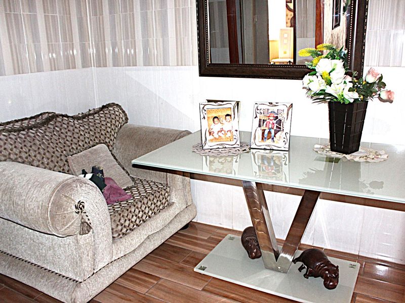 A Testament of Elegance and Glamour--BORDERING DISCOVERY & HORISON - Photo 2