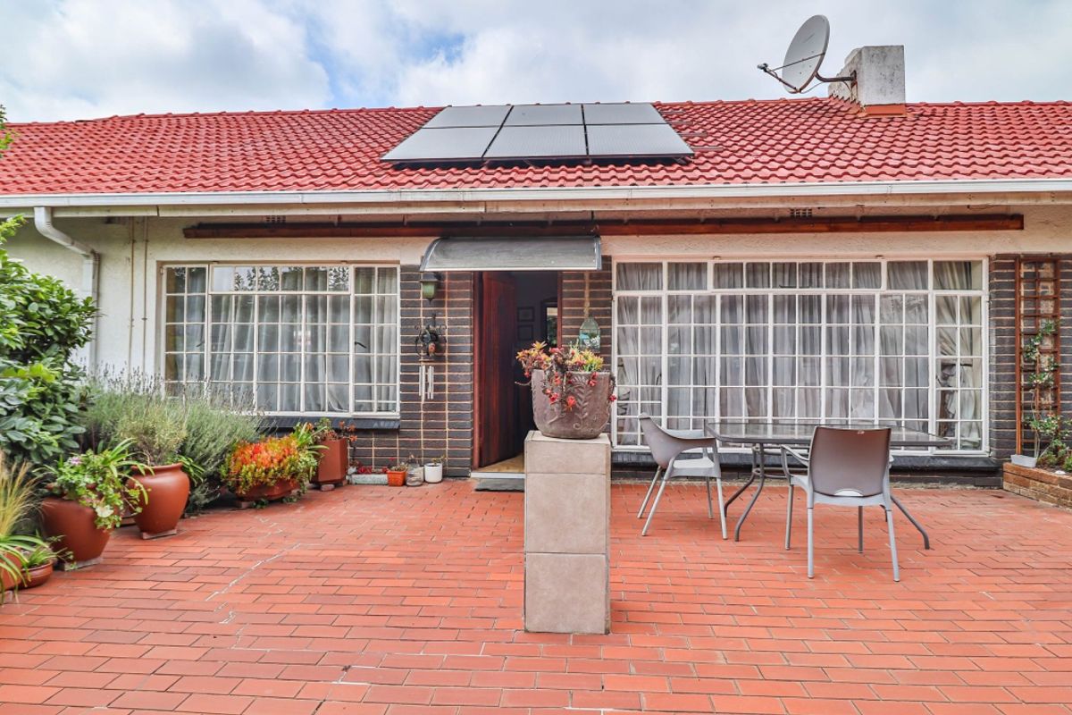 Spacious Family Home on a Large Stand in a Well-Established Residential Area - Photo 3