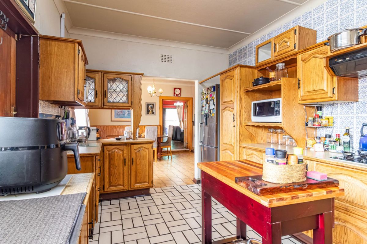 Spacious Family Home on a Large Stand in a Well-Established Residential Area - Photo 5