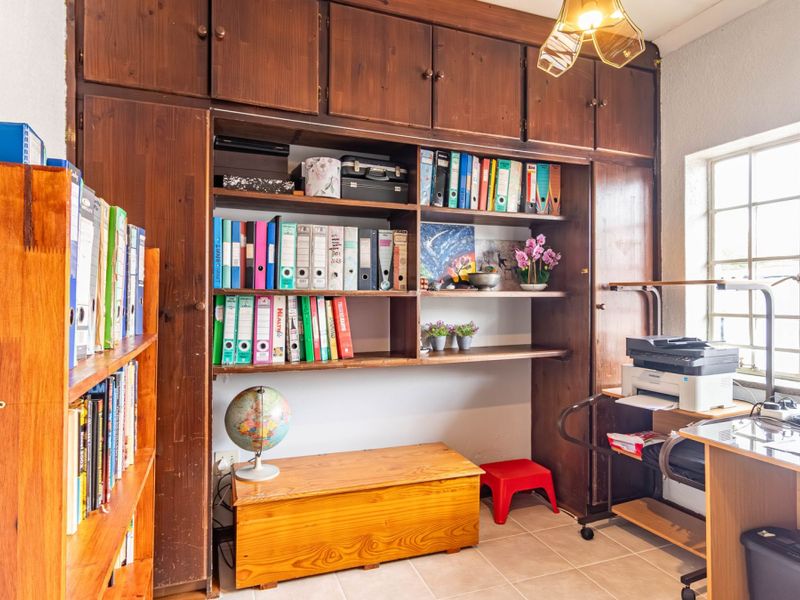 Spacious Family Home on a Large Stand in a Well-Established Residential Area - Photo 7