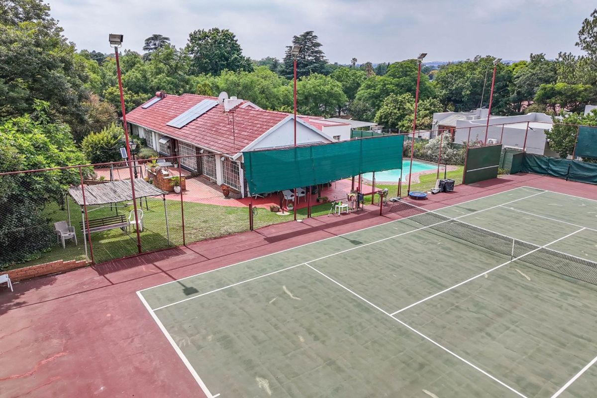 Spacious Family Home on a Large Stand in a Well-Established Residential Area - Photo 2