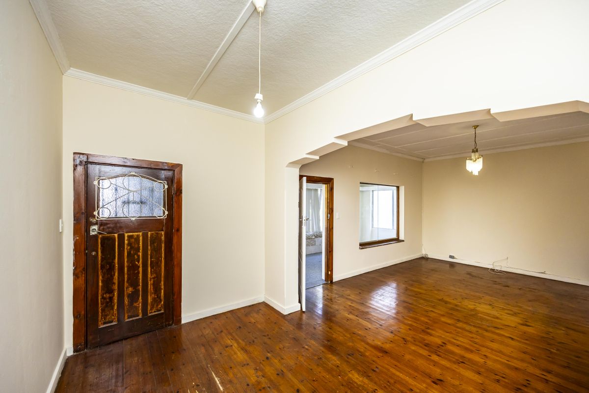 Spacious 3 Bedrooms- Ideal For Investors or Families - Photo 3