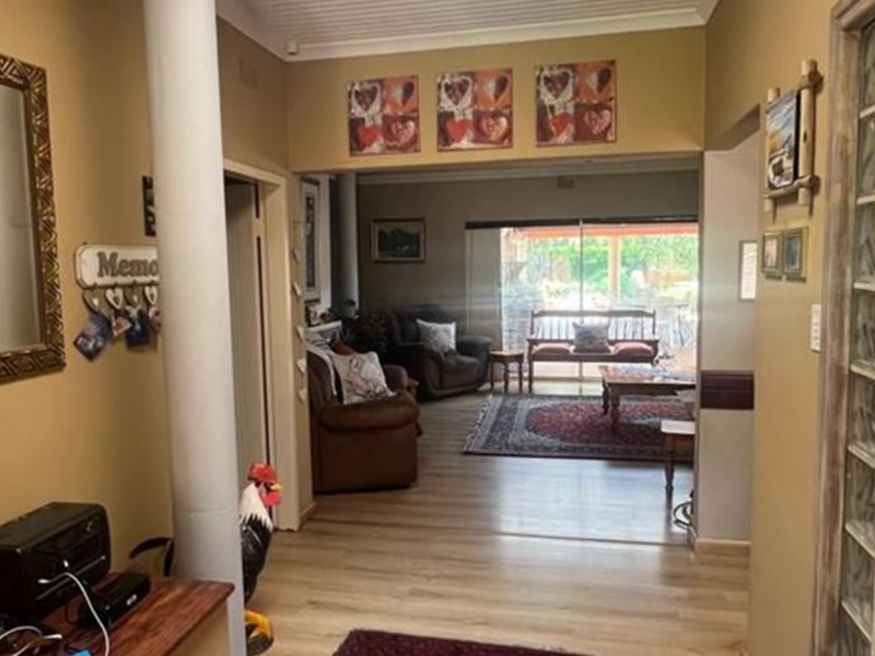 Expansive Family Home with Exceptional Entertainment on a 2,500m2 Stand - Photo 8