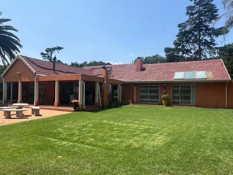 Expansive Family Home with Exceptional Entertainment on a 2,500m2 Stand - Photo 3