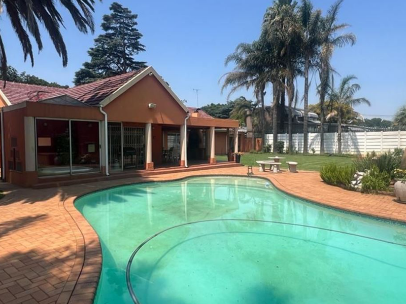 Expansive Family Home with Exceptional Entertainment on a 2,500m2 Stand - Photo 2