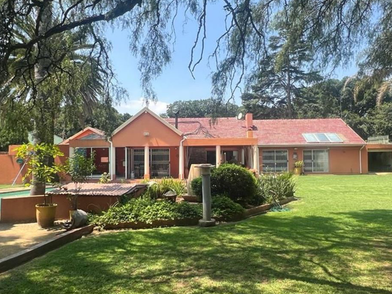 Expansive Family Home with Exceptional Entertainment on a 2,500m2 Stand - Photo 1