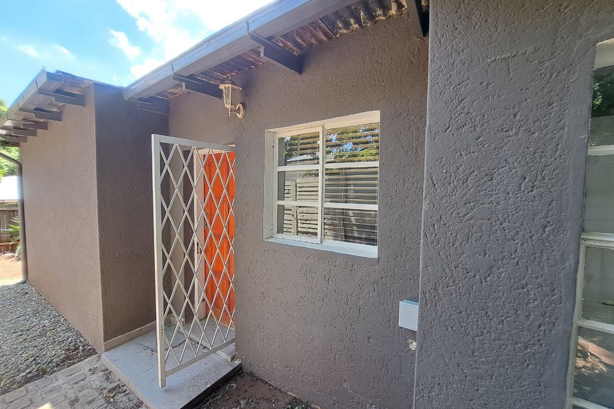 Mellville offers comfortable and convenient living in a quiet, well-established neighborhood. - Photo 2