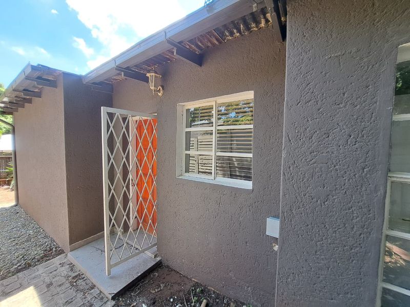 Mellville offers comfortable and convenient living in a quiet, well-established neighborhood. - Photo 2