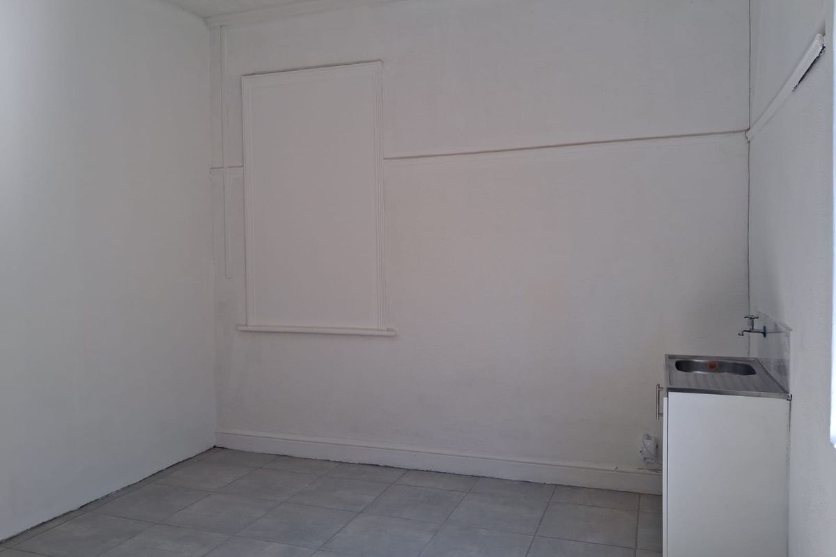 Rooms number 3,7 Large rooms-shared kitchen, bathroom,  very secure- street parking only - Quigney - Photo 4