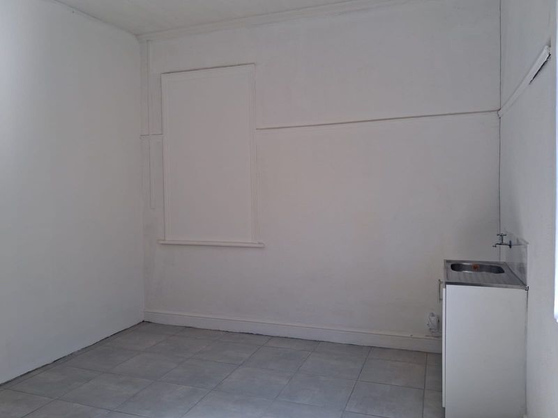 Rooms number 3,7 Large rooms-shared kitchen, bathroom,  very secure- street parking only - Quigney - Photo 4