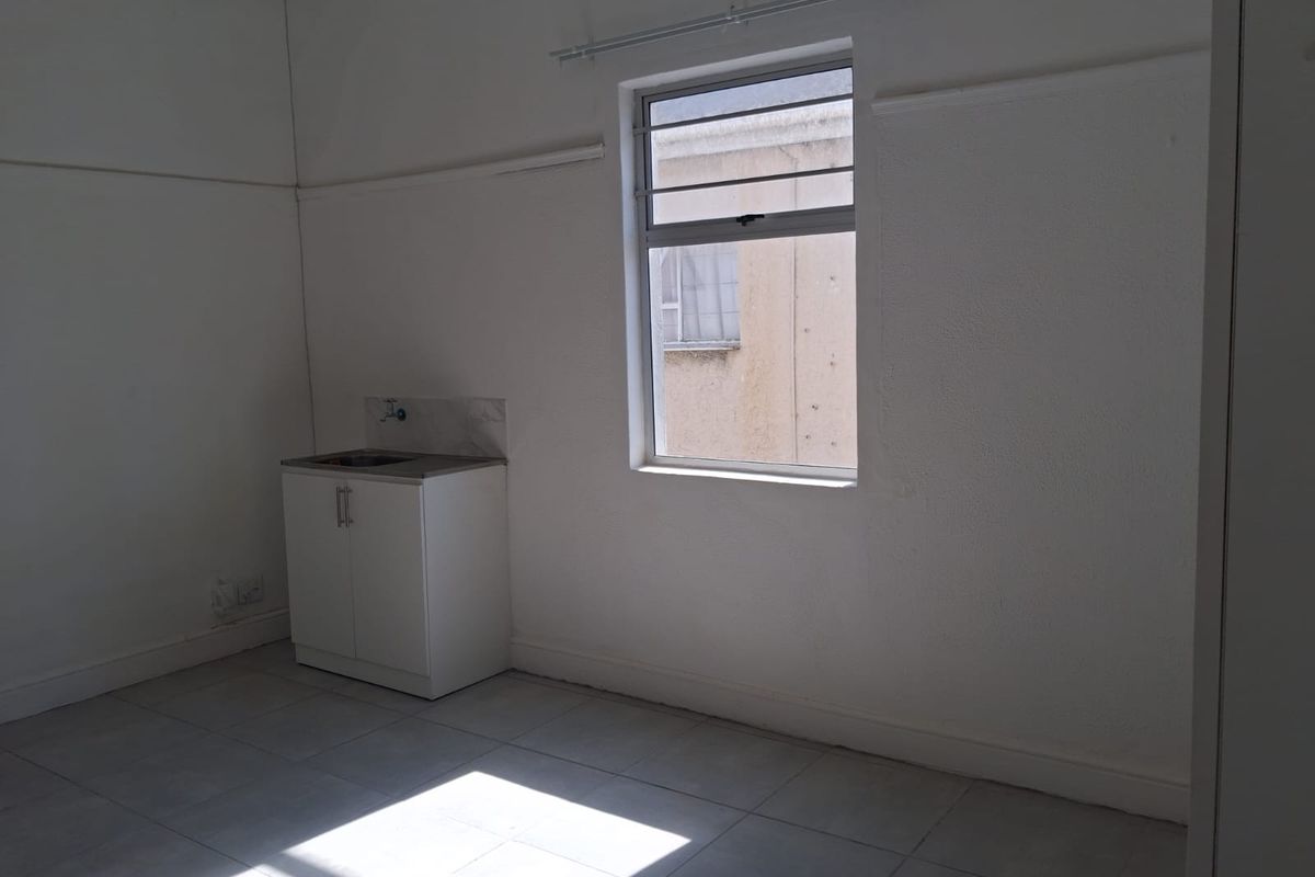 Rooms number 3,7 Large rooms-shared kitchen, bathroom,  very secure- street parking only - Quigney - Photo 5