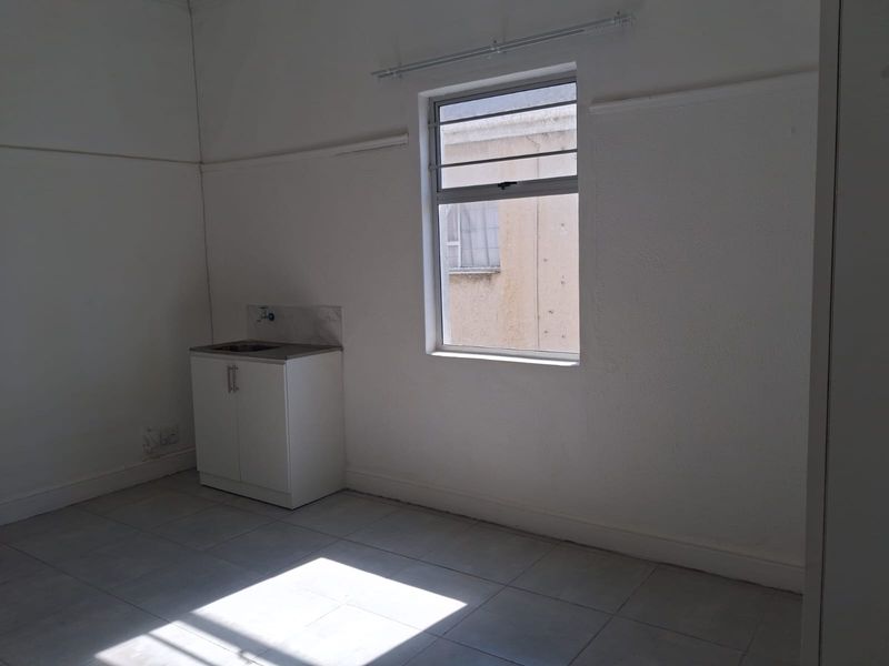 Rooms number 3,7 Large rooms-shared kitchen, bathroom,  very secure- street parking only - Quigney - Photo 5