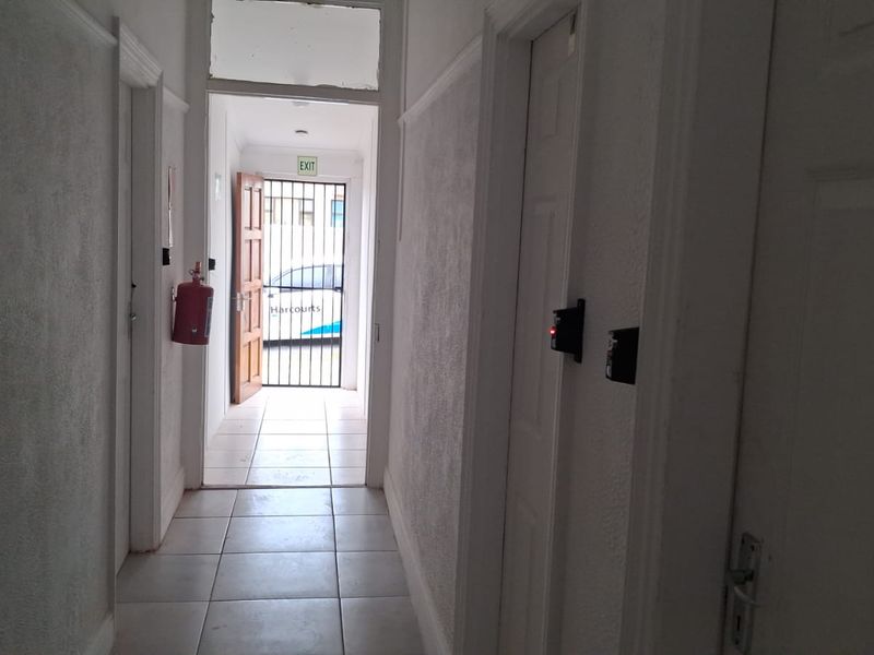 Rooms number 3,7 Large rooms-shared kitchen, bathroom,  very secure- street parking only - Quigney - Photo 10