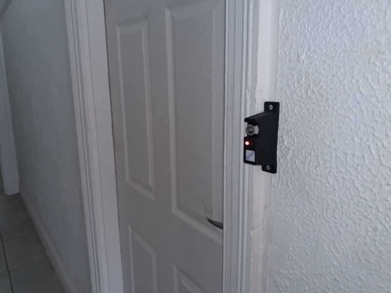 Rooms number 3,7 Large rooms-shared kitchen, bathroom,  very secure- street parking only - Quigney - Photo 9