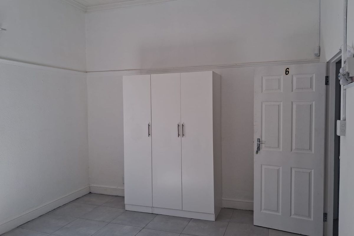 Rooms number 3,7 Large rooms-shared kitchen, bathroom,  very secure- street parking only - Quigney - Photo 2