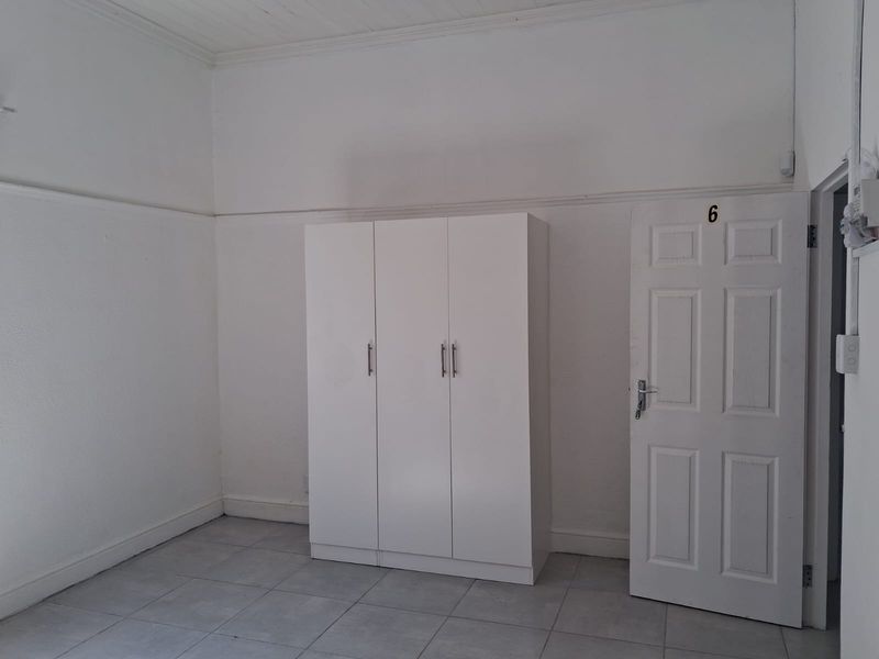Rooms number 3,7 Large rooms-shared kitchen, bathroom,  very secure- street parking only - Quigney - Photo 2