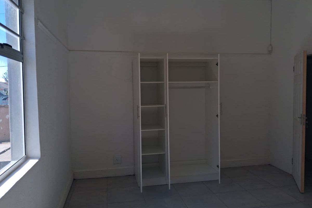 Rooms number 3,7 Large rooms-shared kitchen, bathroom,  very secure- street parking only - Quigney - Photo 3