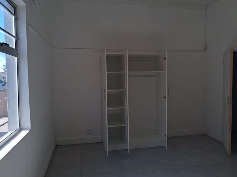 Rooms number 3,7 Large rooms-shared kitchen, bathroom,  very secure- street parking only - Quigney - Photo 3