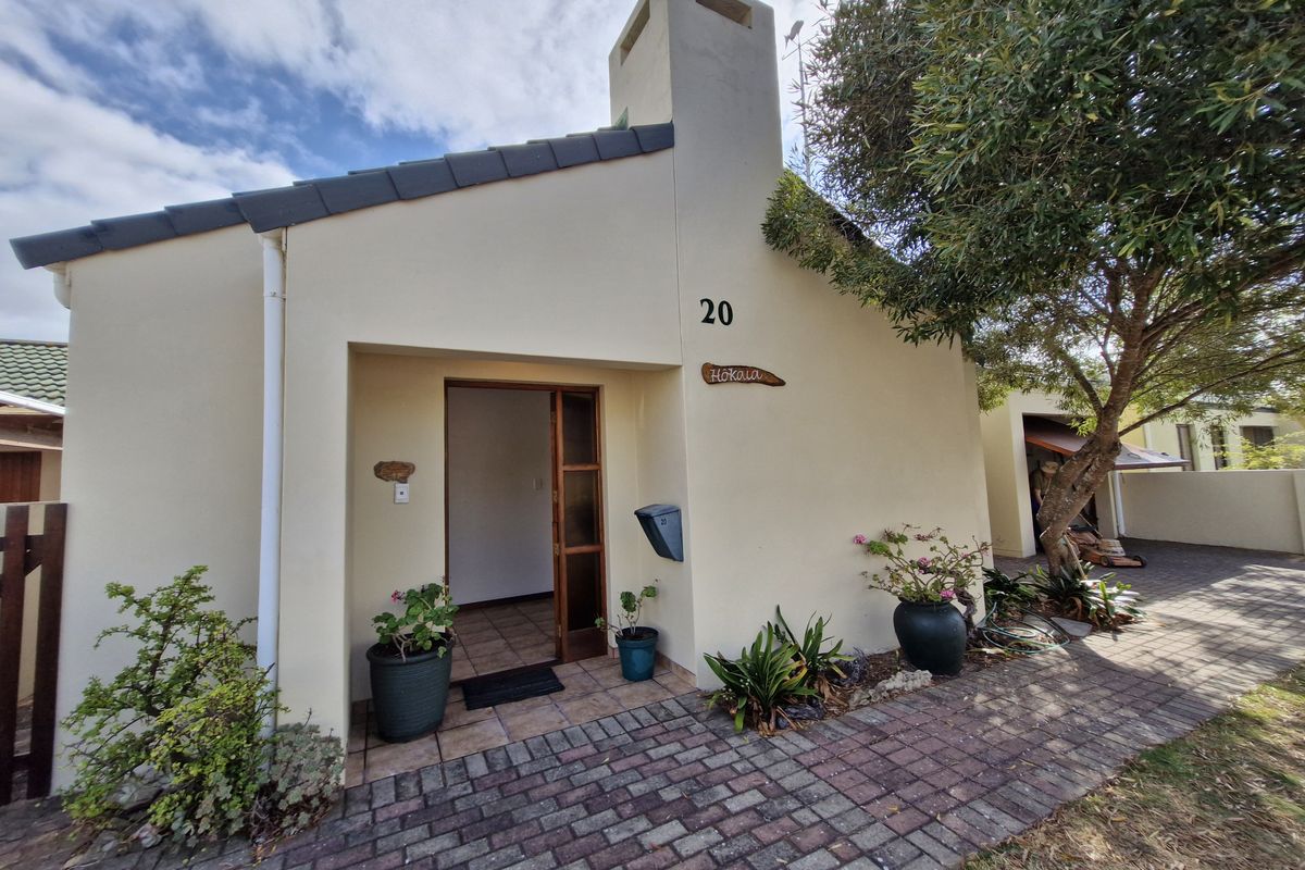 Well-Located Gem in the Sought-After Harbour Area of Stilbaai - Photo 2