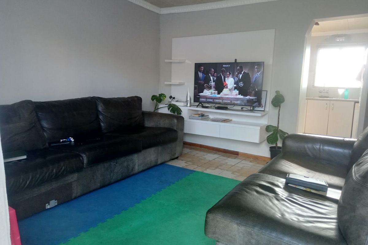 Lovely Home With Lots Of Potential And On A Big Erf - Photo 4