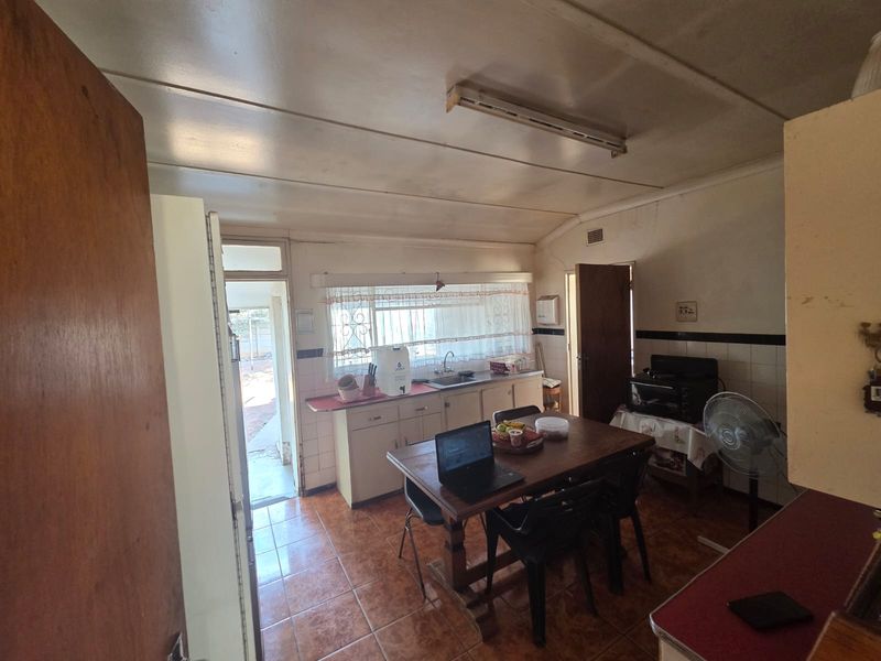 Family Home with great potential! - Photo 8