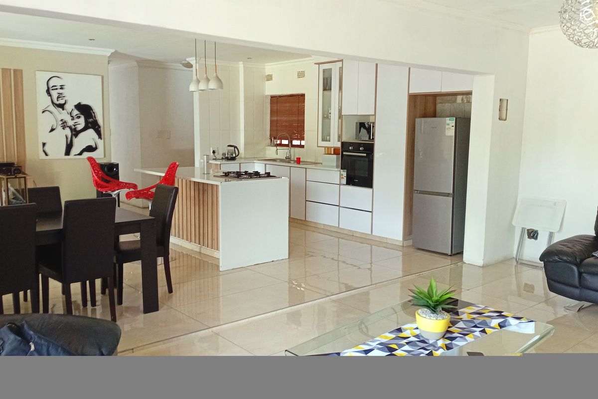 3 Bedroom , 3 Bathroom home - Photo 2