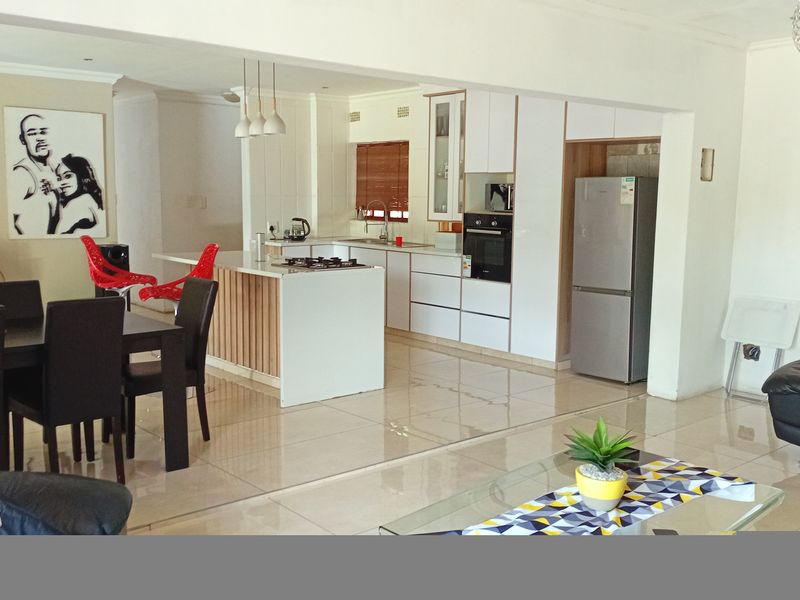 3 Bedroom , 3 Bathroom home - Photo 2