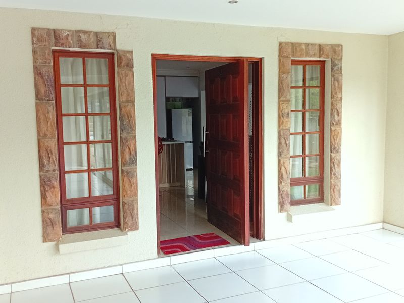 3 Bedroom , 3 Bathroom home - Photo 8