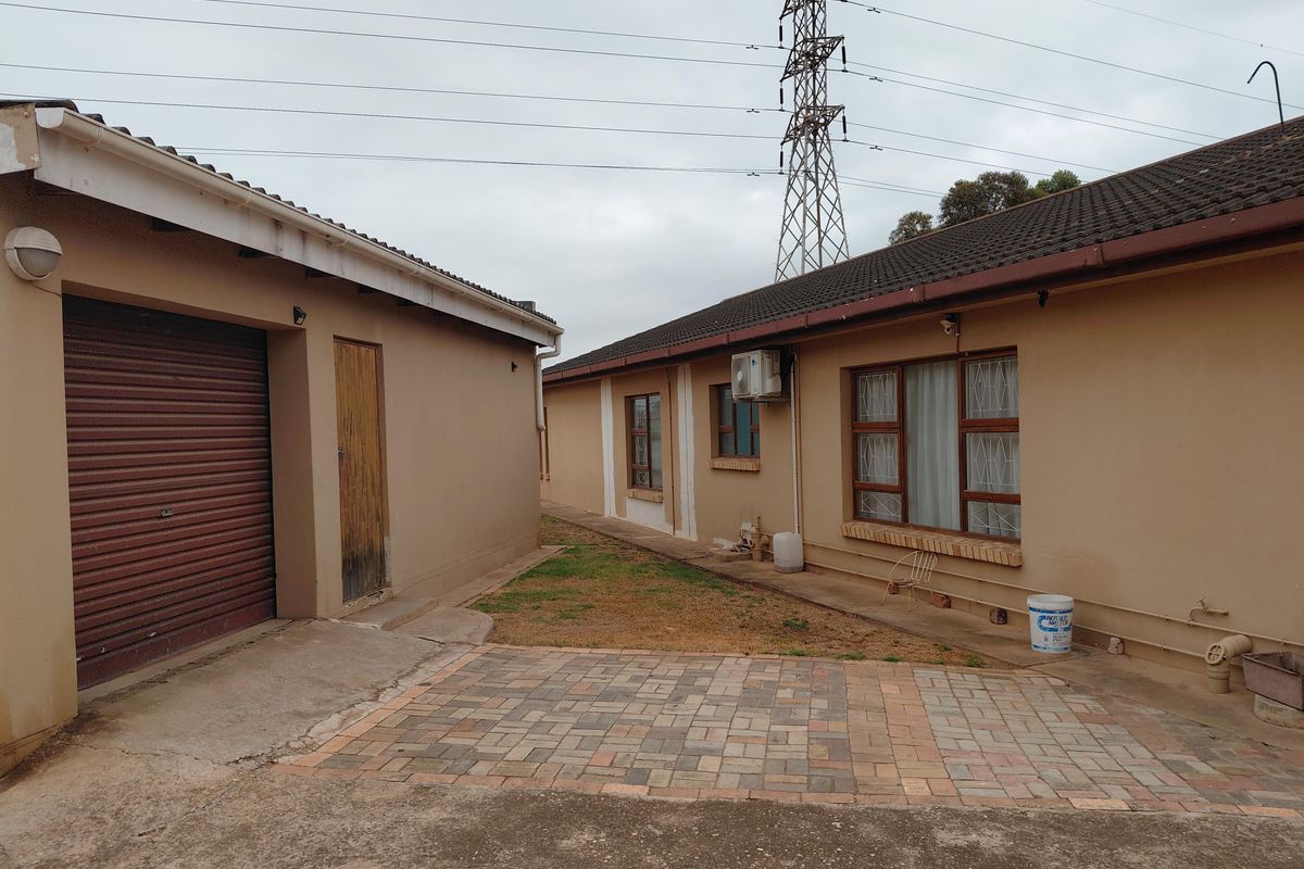 Large Family Home with Two Flatlets – Ideal Investment Opportunity - Photo 5