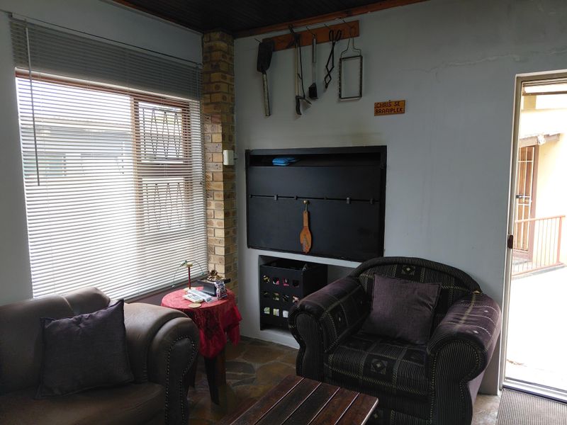 Large Family Home with Two Flatlets – Ideal Investment Opportunity - Photo 8