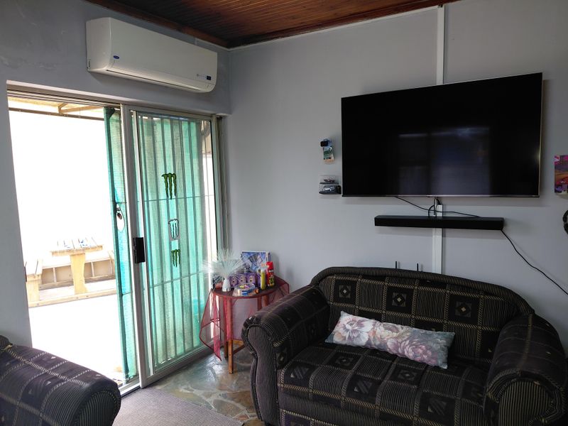 Large Family Home with Two Flatlets – Ideal Investment Opportunity - Photo 9